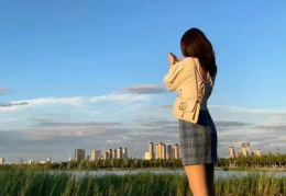 美丽小姐姐的照片背影图,探寻美丽小姐姐的背影魅力