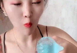 小视频小姐姐吃冰块,小姐姐挑战极限，大口吃冰块